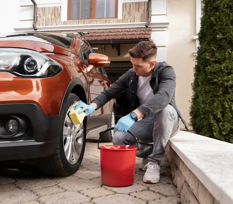 Lavage auto à domicile La Souche : professionnel intervenant sur un véhicule